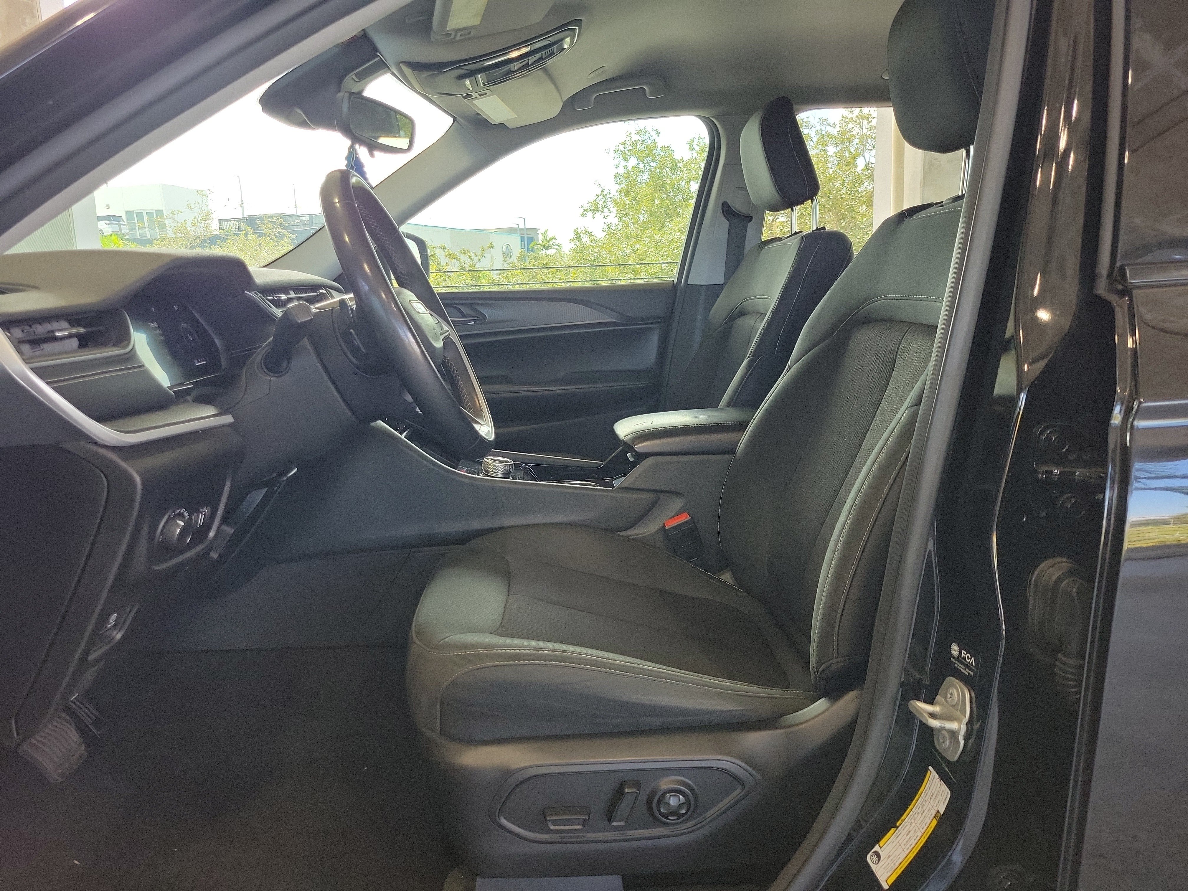Used 2023 Jeep Grand Cherokee Laredo AWD/4WD image 17