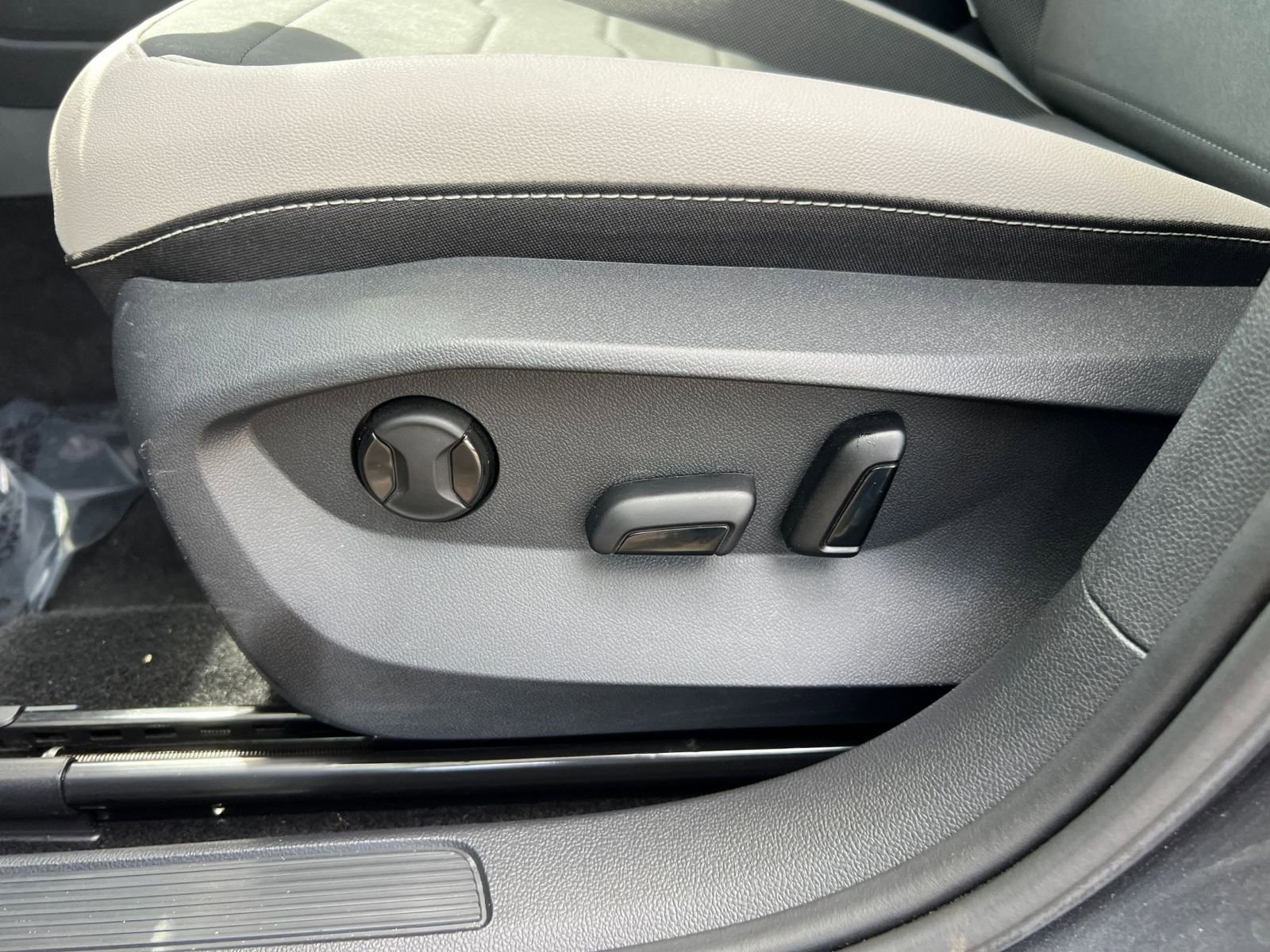 Used 2025 Volkswagen Taos SE image 22