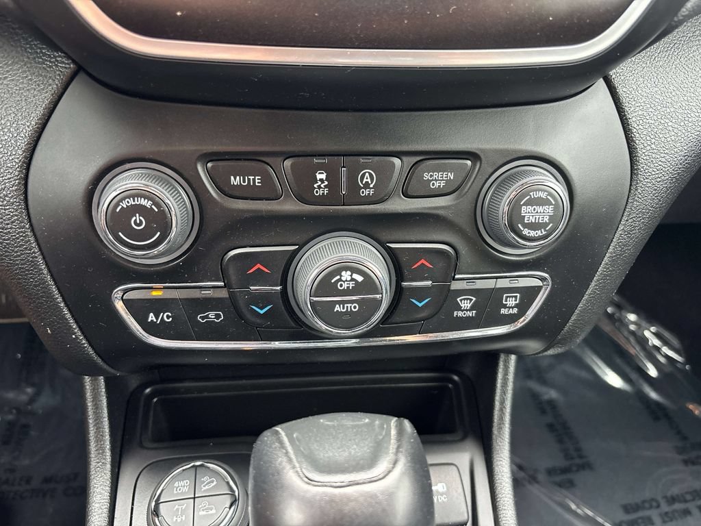 Used 2022 Jeep Cherokee Trailhawk w/ Premium Leather Package AWD/4WD image 29