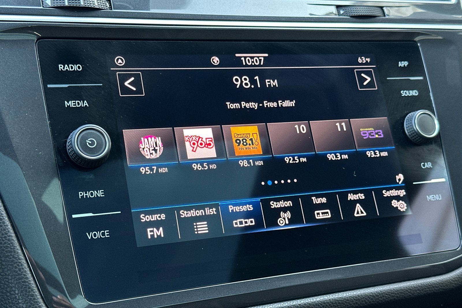 Certified 2024 Volkswagen Tiguan SE R-Line image 19