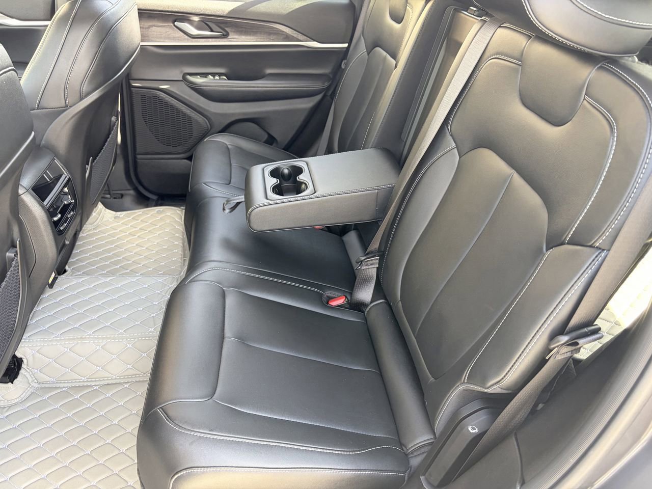 Used 2023 Jeep Grand Cherokee Limited AWD/4WD image 17