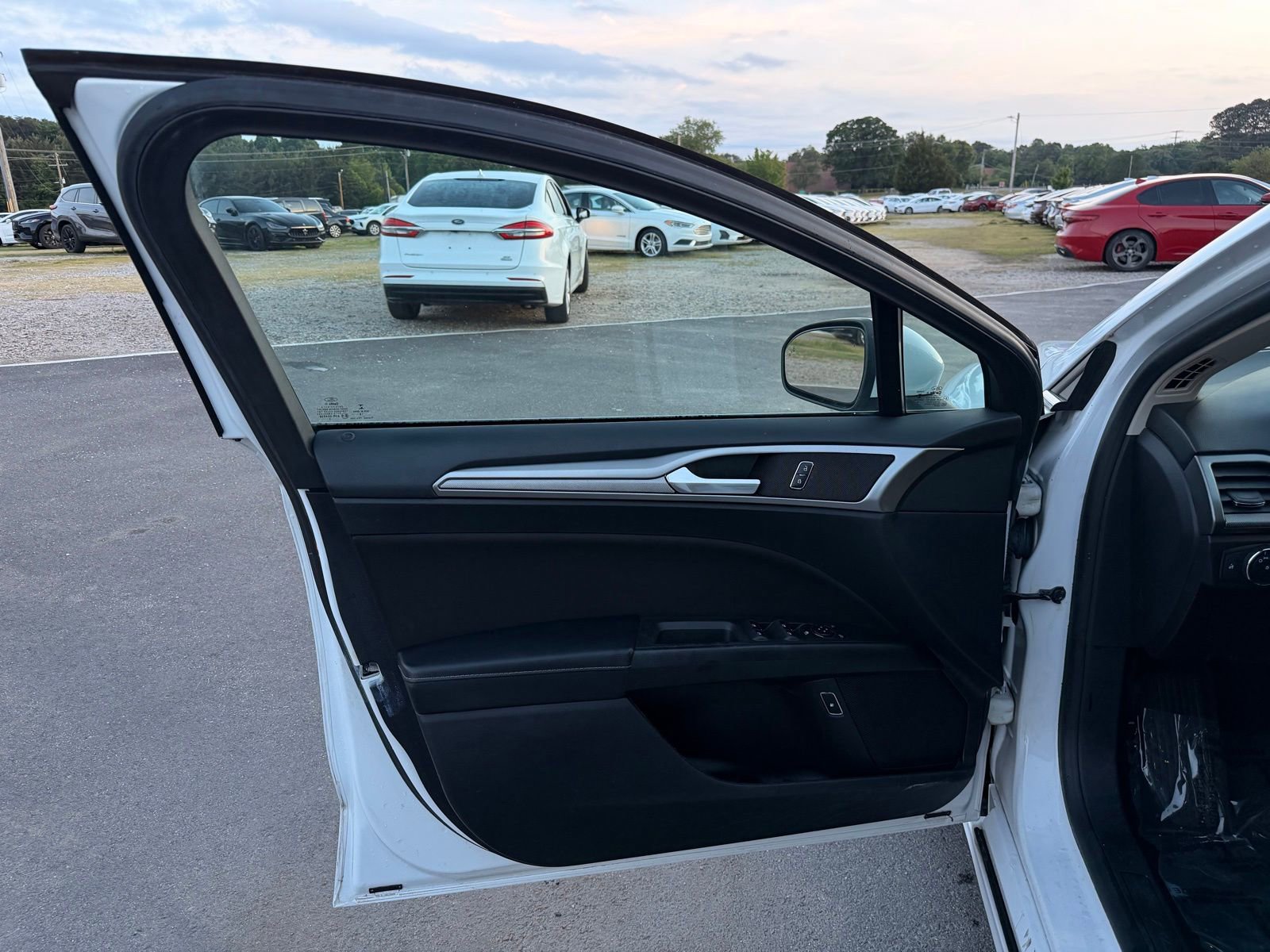 Used 2019 Ford Fusion SE FWD image 11