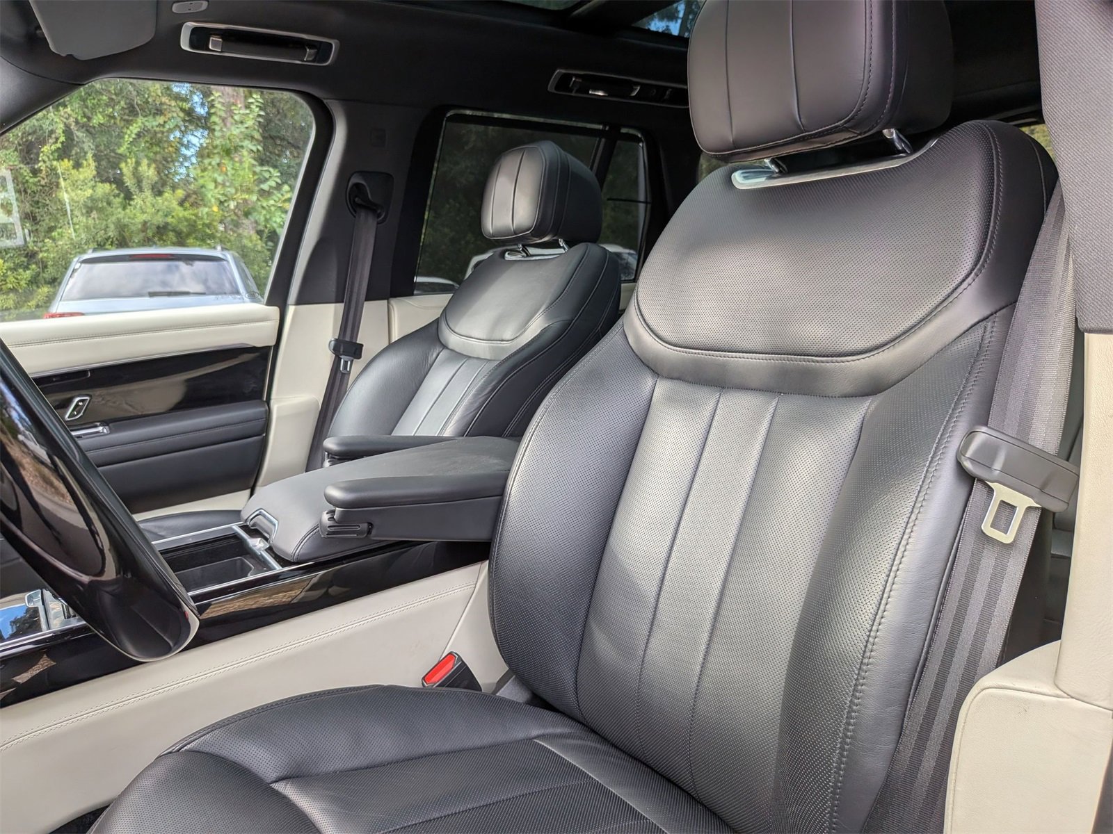 Used 2023 Land Rover Range Rover SE image 15