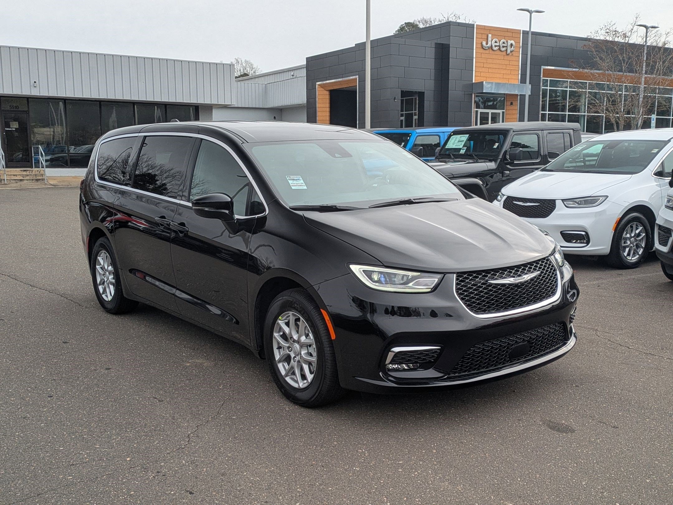 New 2026 Chrysler Pacifica Select image 3