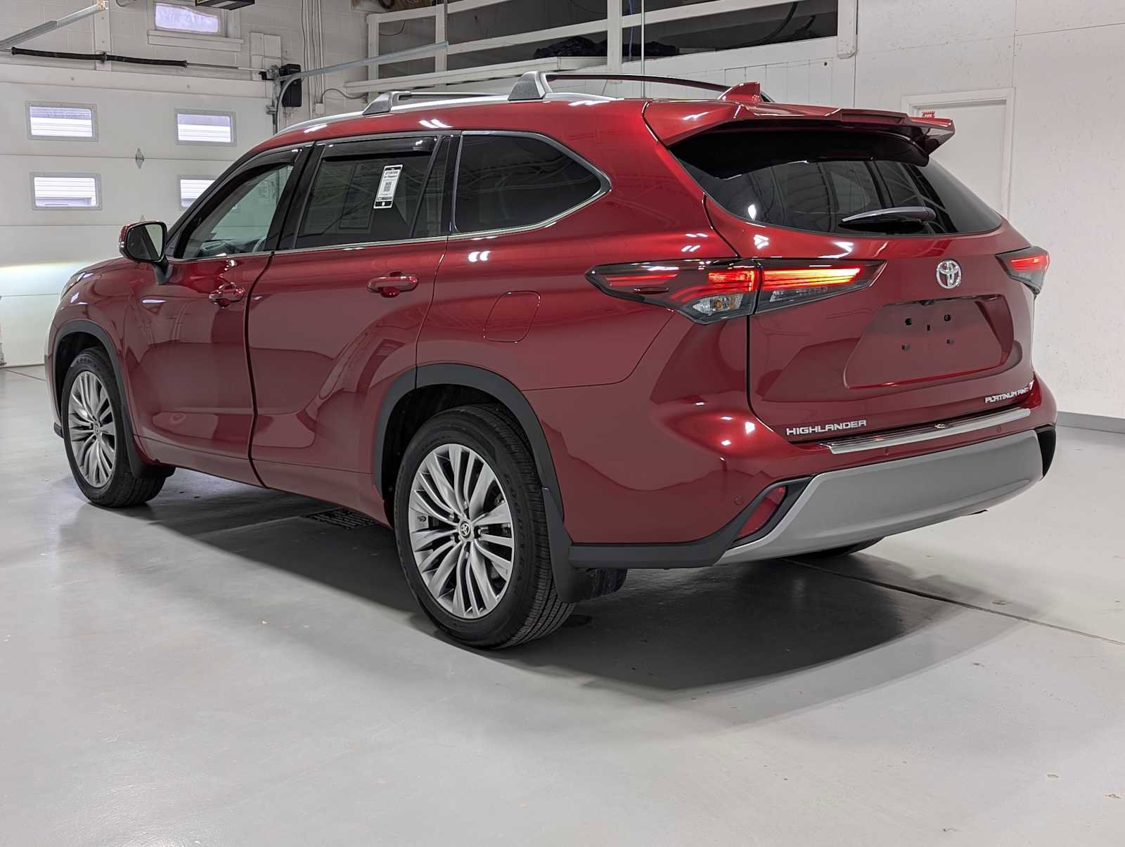 Used 2024 Toyota Highlander Platinum image 10
