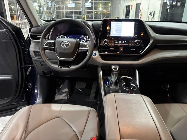 Used 2020 Toyota Highlander XLE AWD/4WD image 25