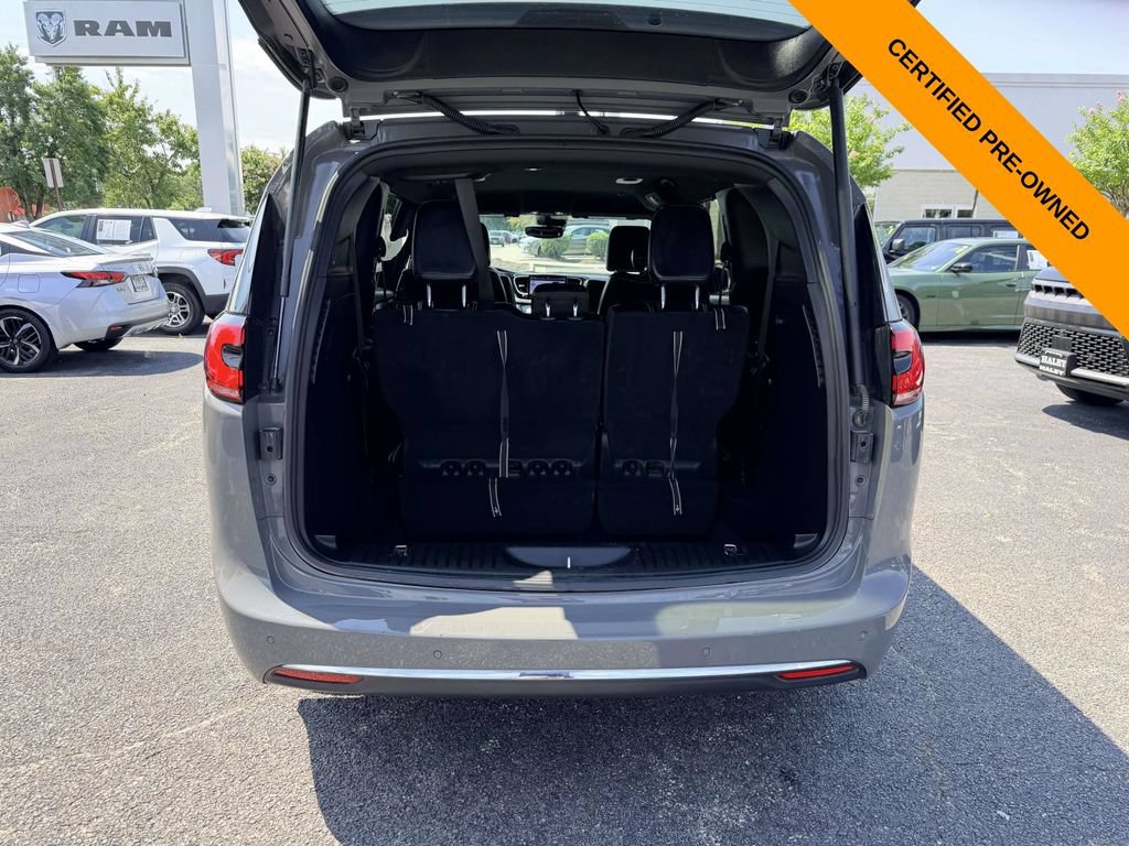 Certified 2025 Chrysler Pacifica Select FWD image 11