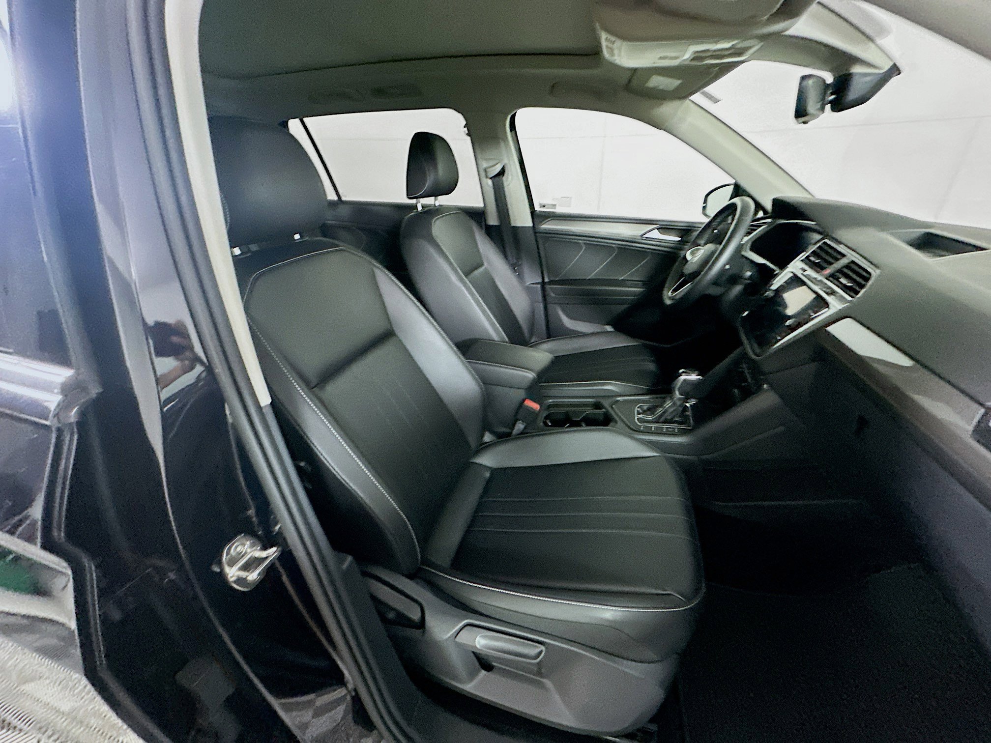 Used 2022 Volkswagen Tiguan SE w/ Panoramic Sunroof Package image 30