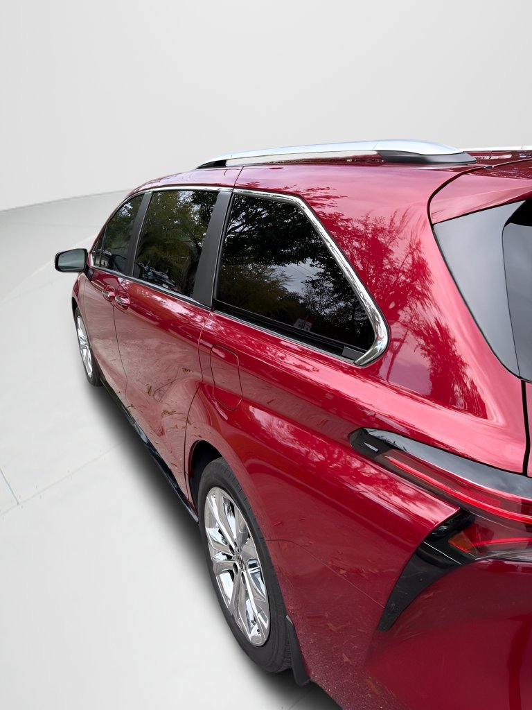 Used 2024 Toyota Sienna Platinum FWD image 3