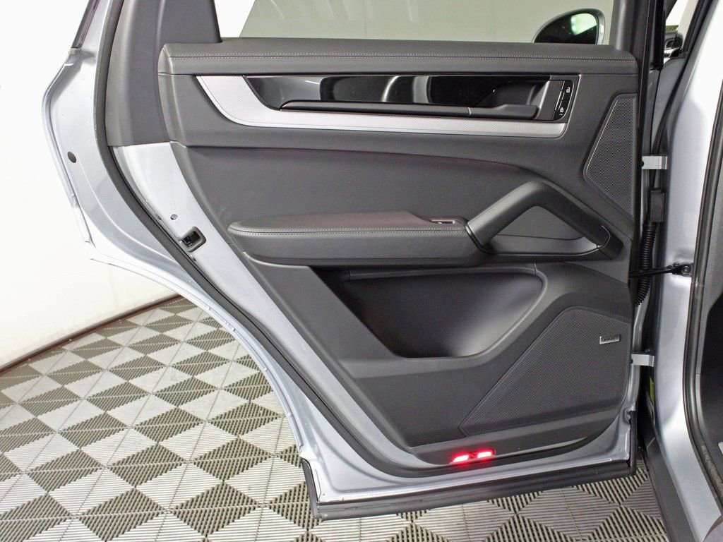 Certified 2025 Porsche Cayenne image 32