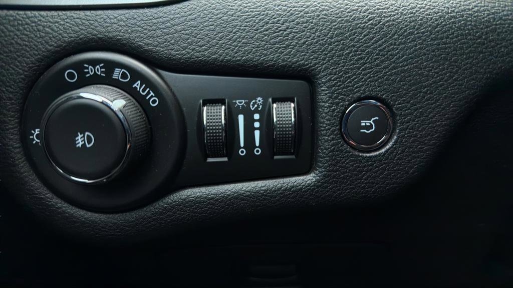 Used 2021 Jeep Cherokee Limited image 26