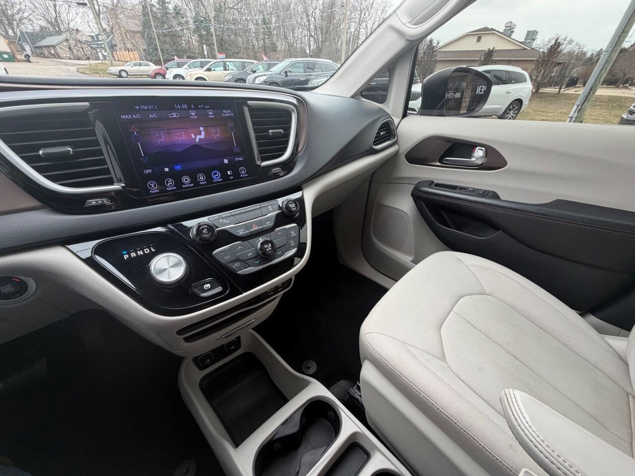 Used 2017 Chrysler Pacifica Touring image 19