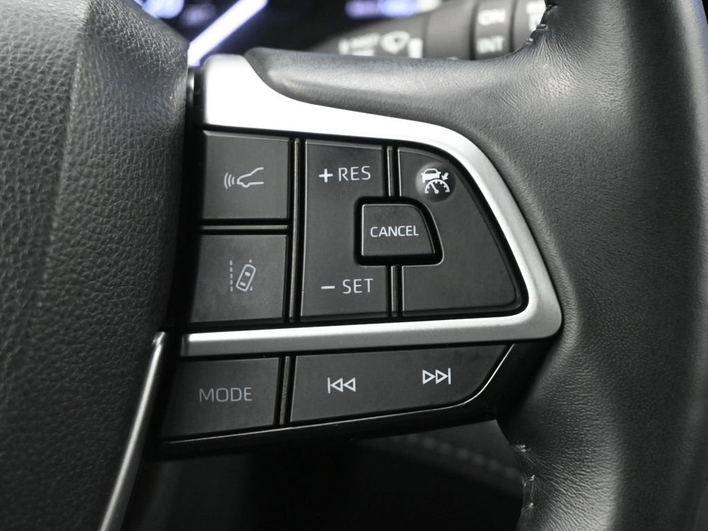 Used 2023 Toyota Highlander XLE image 7