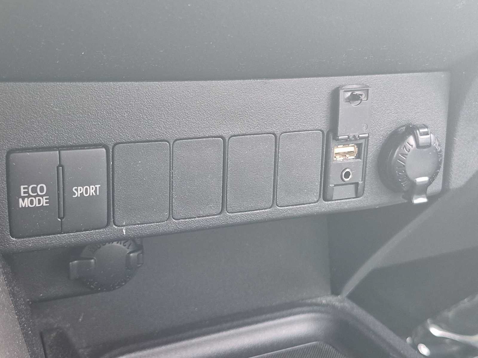 Used 2018 Toyota RAV4 XLE w/ Plus Extra Value Package FWD image 29