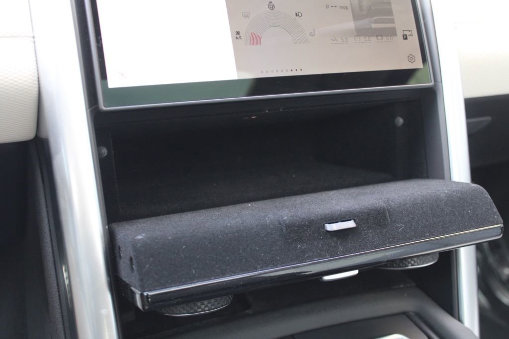 Certified 2025 Land Rover Discovery Dynamic SE image 29