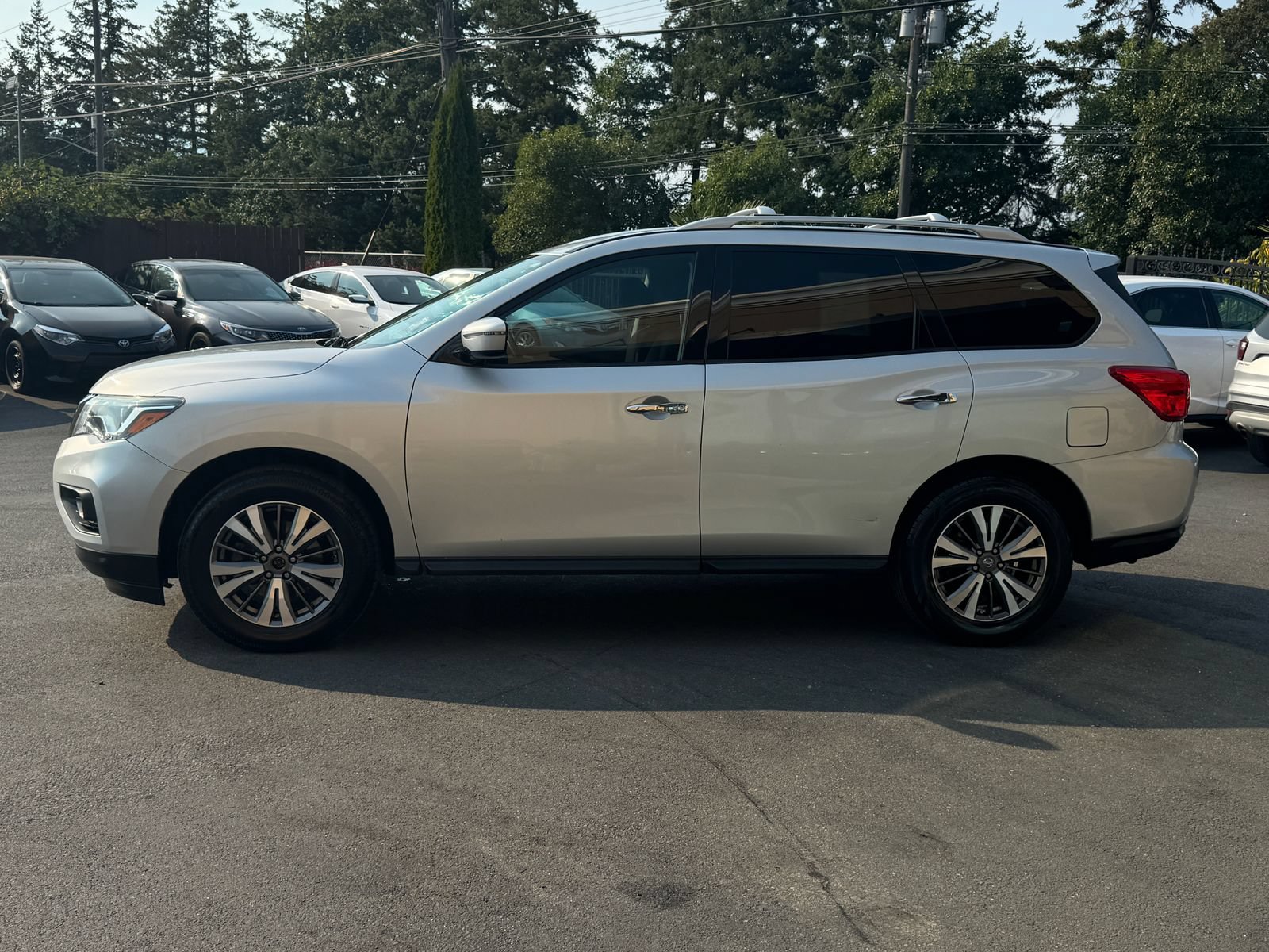 Used 2017 Nissan Pathfinder SV FWD image 4