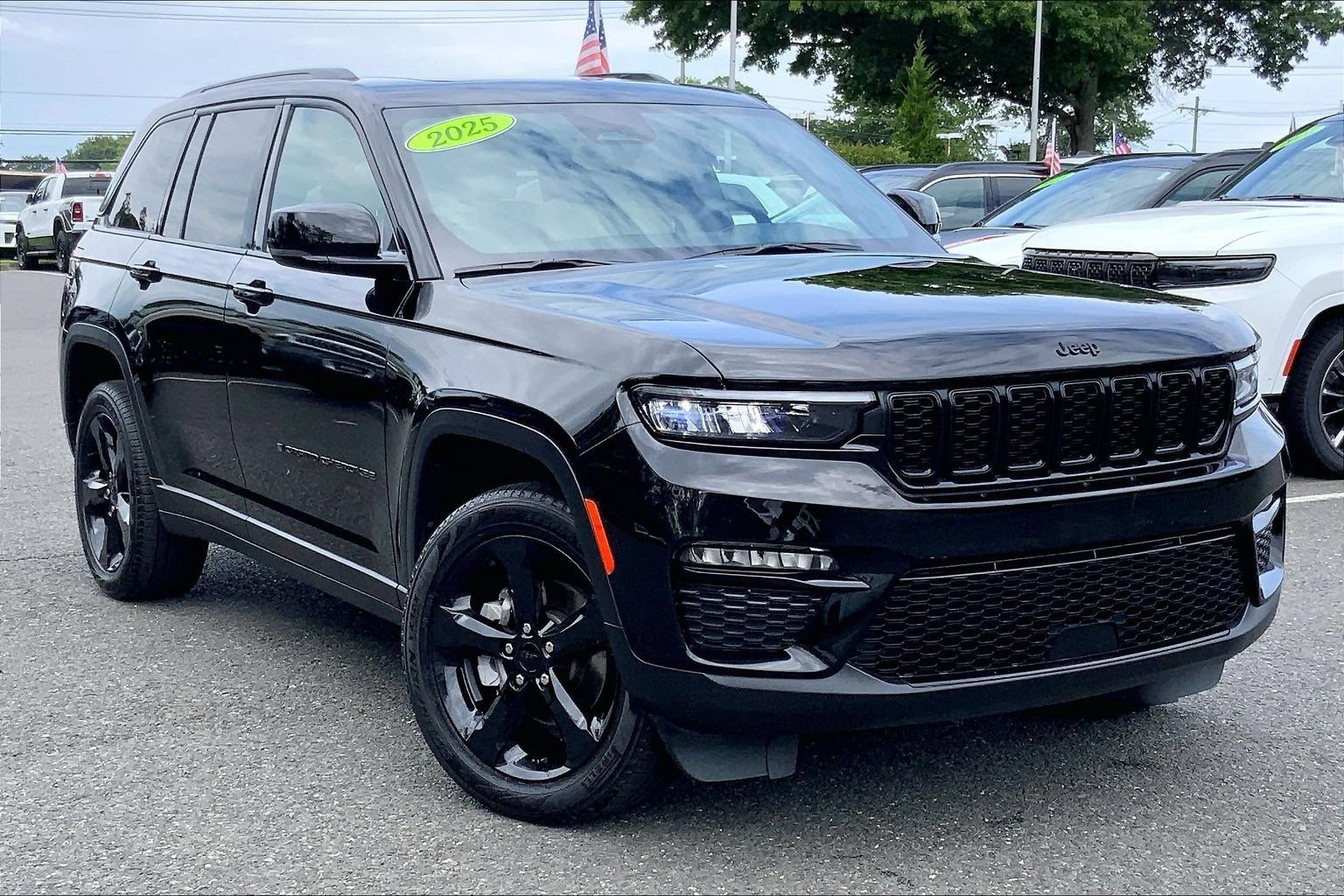 Certified 2025 Jeep Grand Cherokee Limited w/ Black Appearance Package AWD/4WD image 2