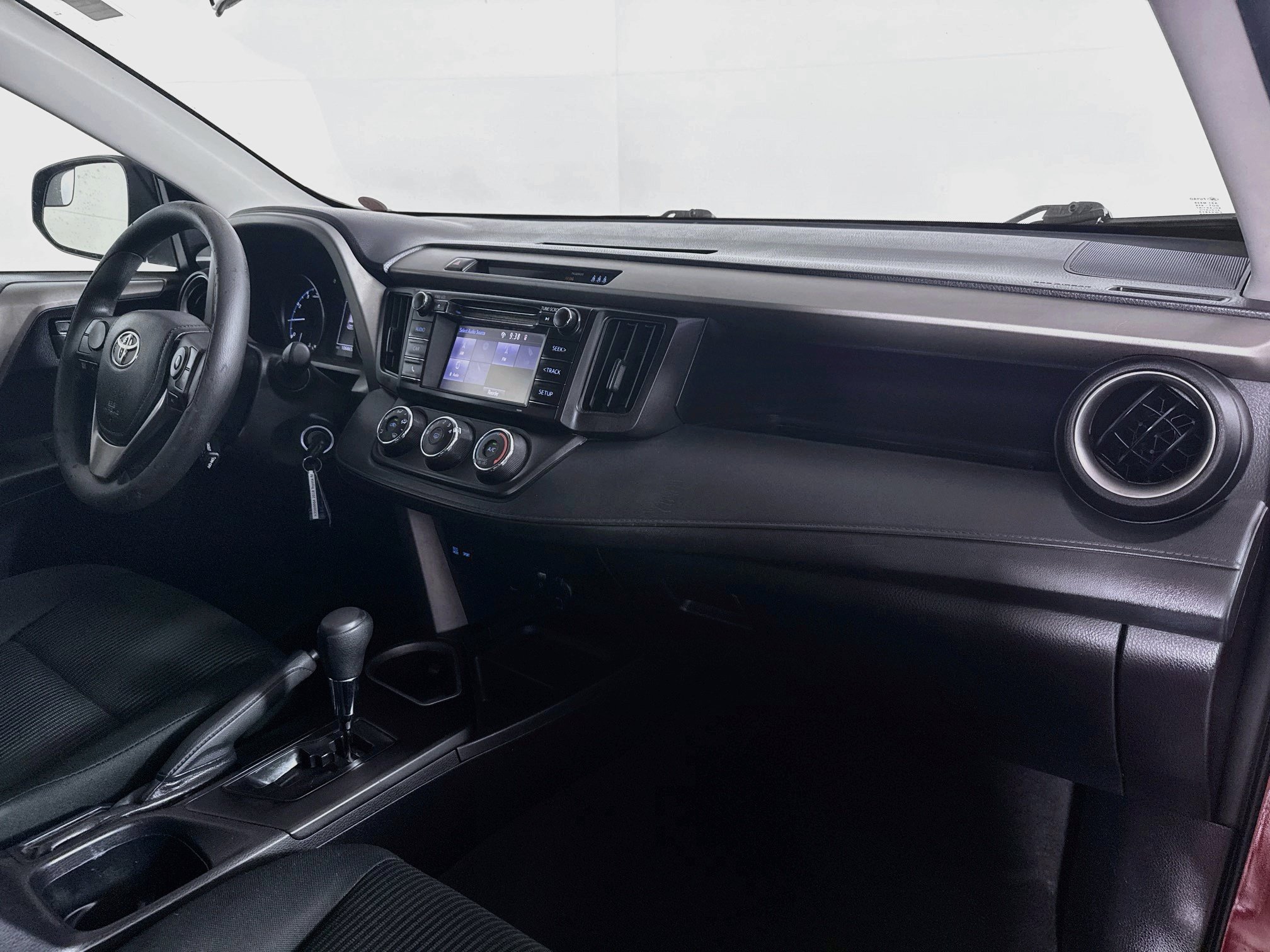 Used 2018 Toyota RAV4 LE FWD image 34