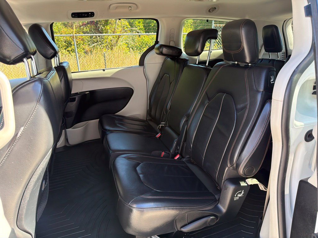 Used 2017 Chrysler Pacifica Touring-L FWD image 19
