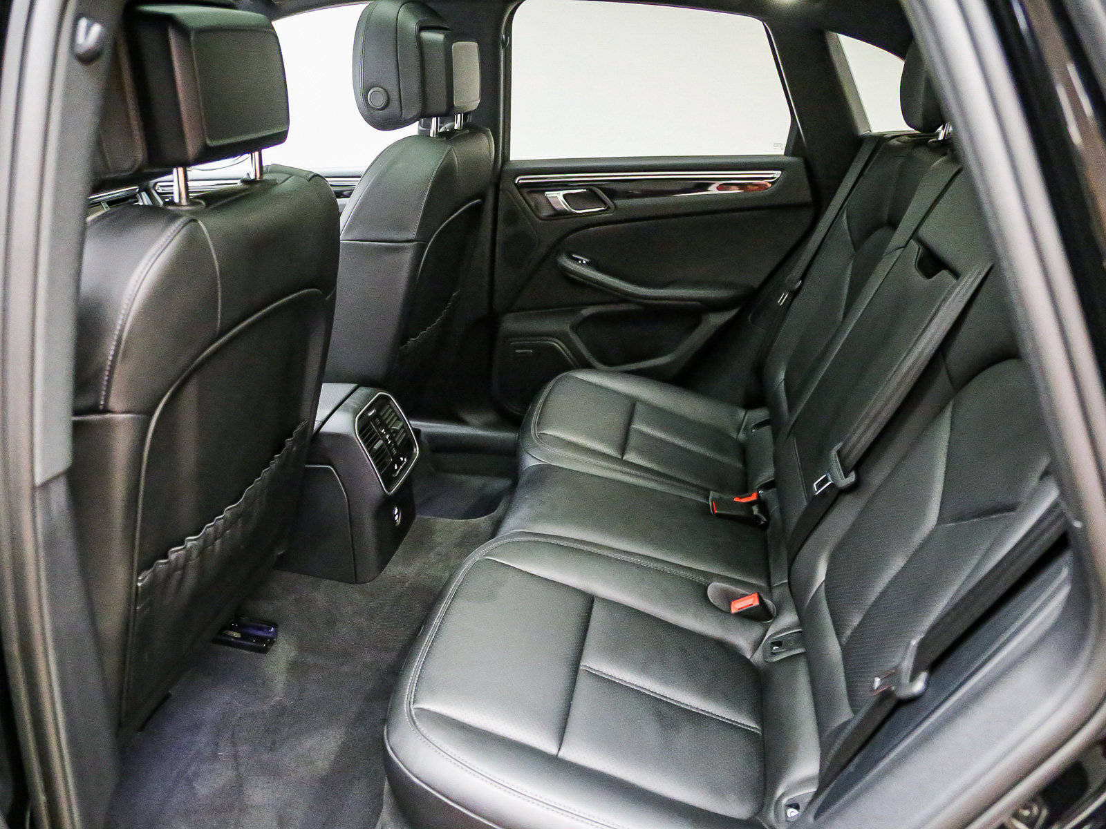 Certified 2025 Porsche Macan AWD/4WD image 23