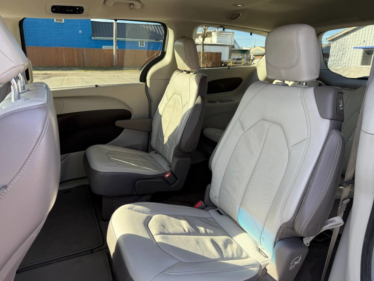 Used 2018 Chrysler Pacifica Touring-L image 23