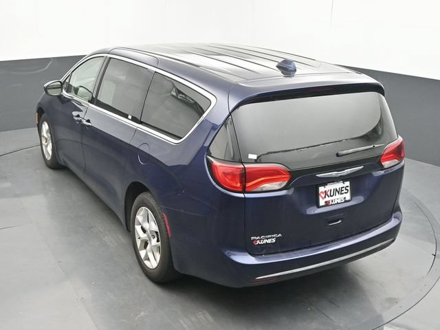 Used 2017 Chrysler Pacifica Touring Plus w/ Tire & Wheel Group FWD image 20
