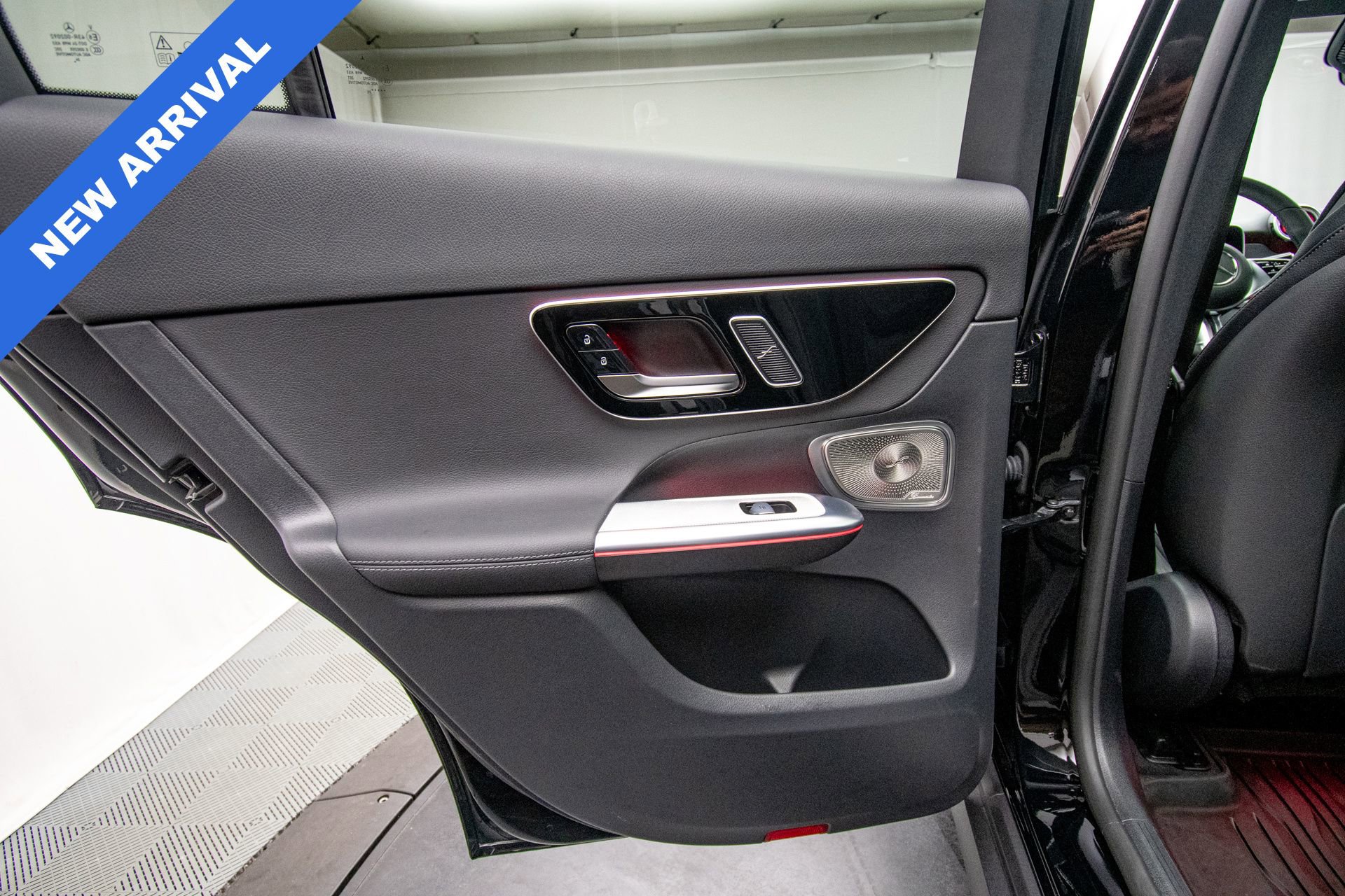 Used 2025 Mercedes-Benz GLC 300 4MATIC image 34