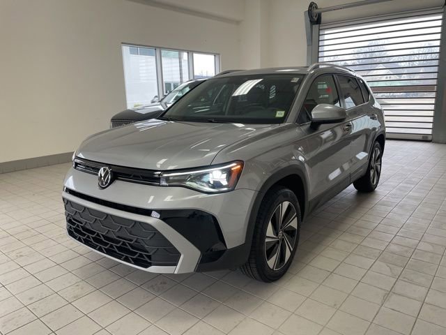Certified 2025 Volkswagen Taos SE w/ Panoramic Sunroof Package AWD/4WD image 1