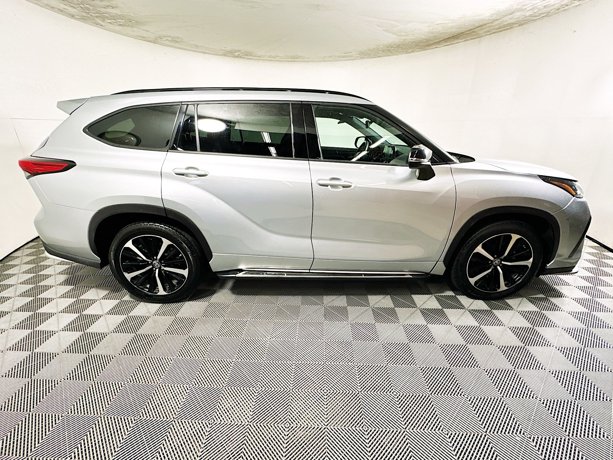 Used 2021 Toyota Highlander XSE FWD image 2