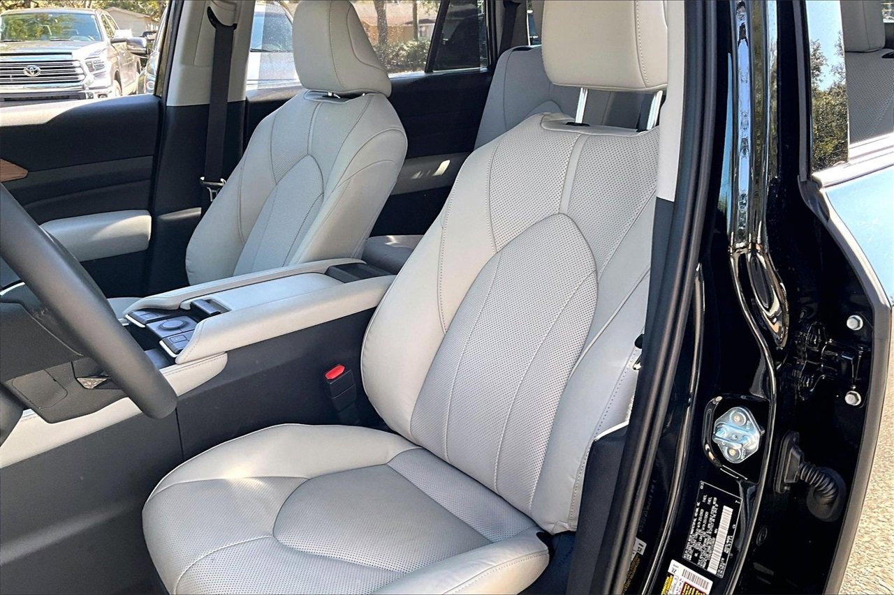 Used 2025 Toyota Grand Highlander AWD Hybrid image 18