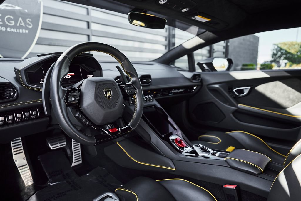 Used 2021 Lamborghini Huracan EVO image 2