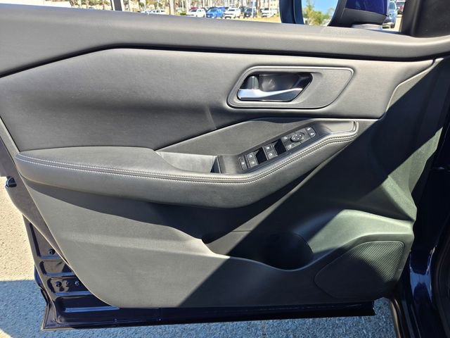 Used 2025 Nissan Rogue SV AWD/4WD image 18