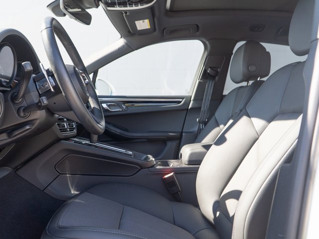 Certified 2025 Porsche Macan image 17