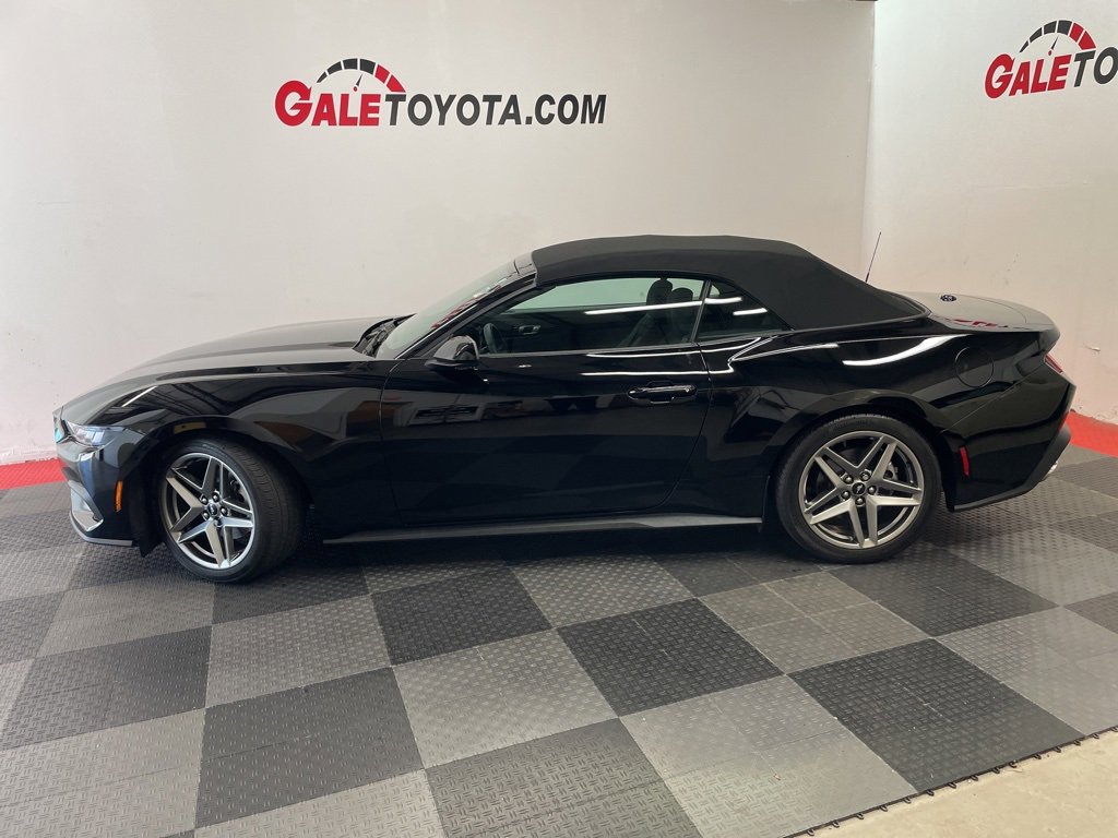 Used 2024 Ford Mustang Convertible image 7