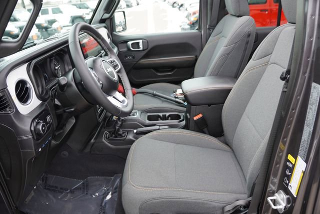 Used 2025 Jeep Wrangler Unlimited Sahara w/ Safety Group AWD/4WD image 17