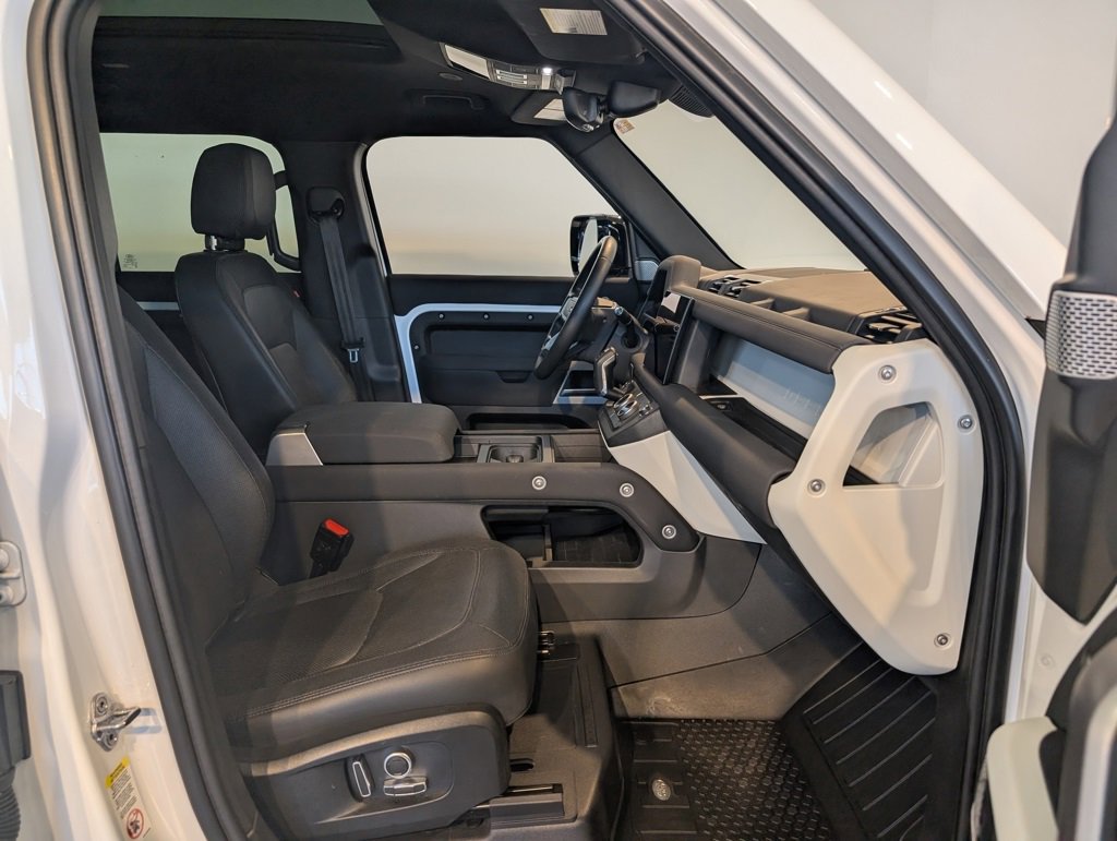 Used 2023 Land Rover Defender 130 X-Dynamic SE image 32