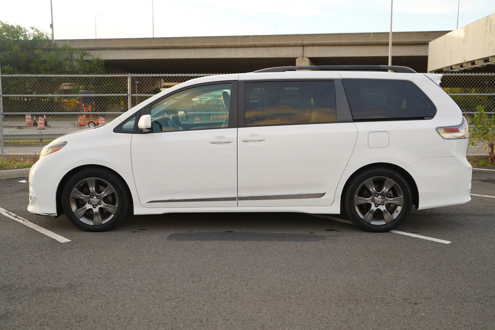 Used 2015 Toyota Sienna SE Premium image 2