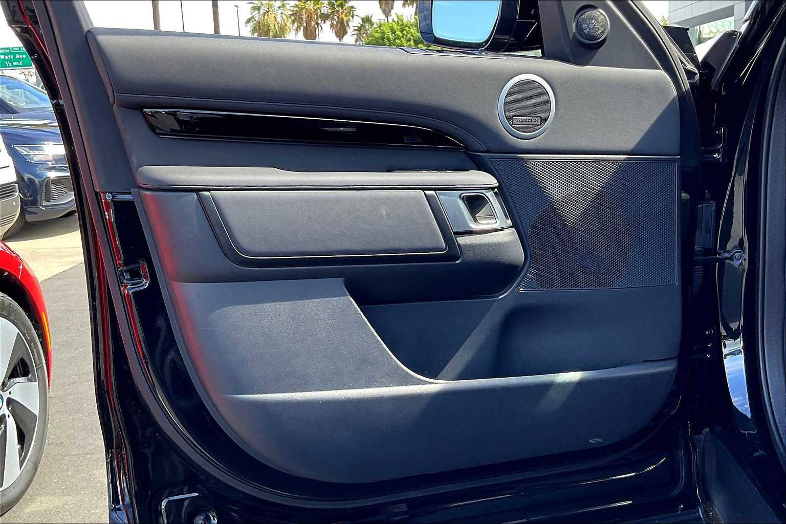 Used 2025 Land Rover Discovery S image 26