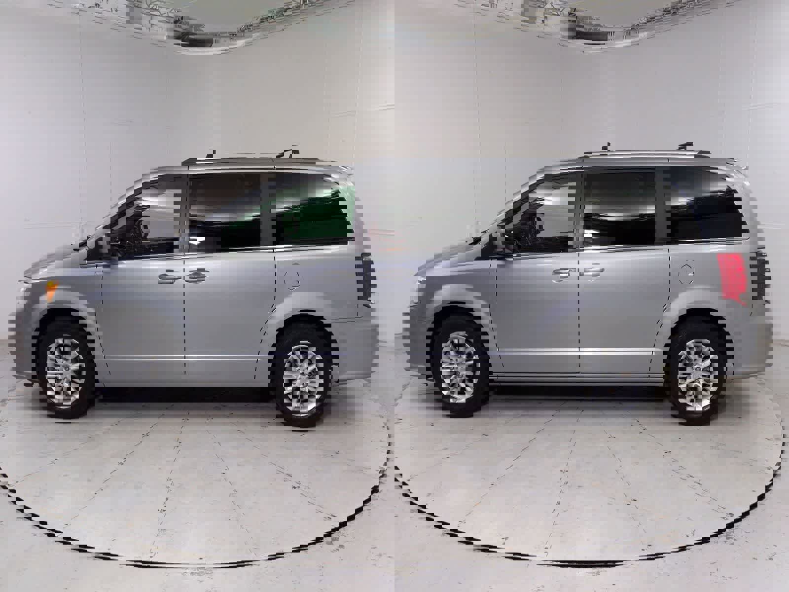 Used 2019 Dodge Grand Caravan SXT w/ Driver Convenience Group image 3