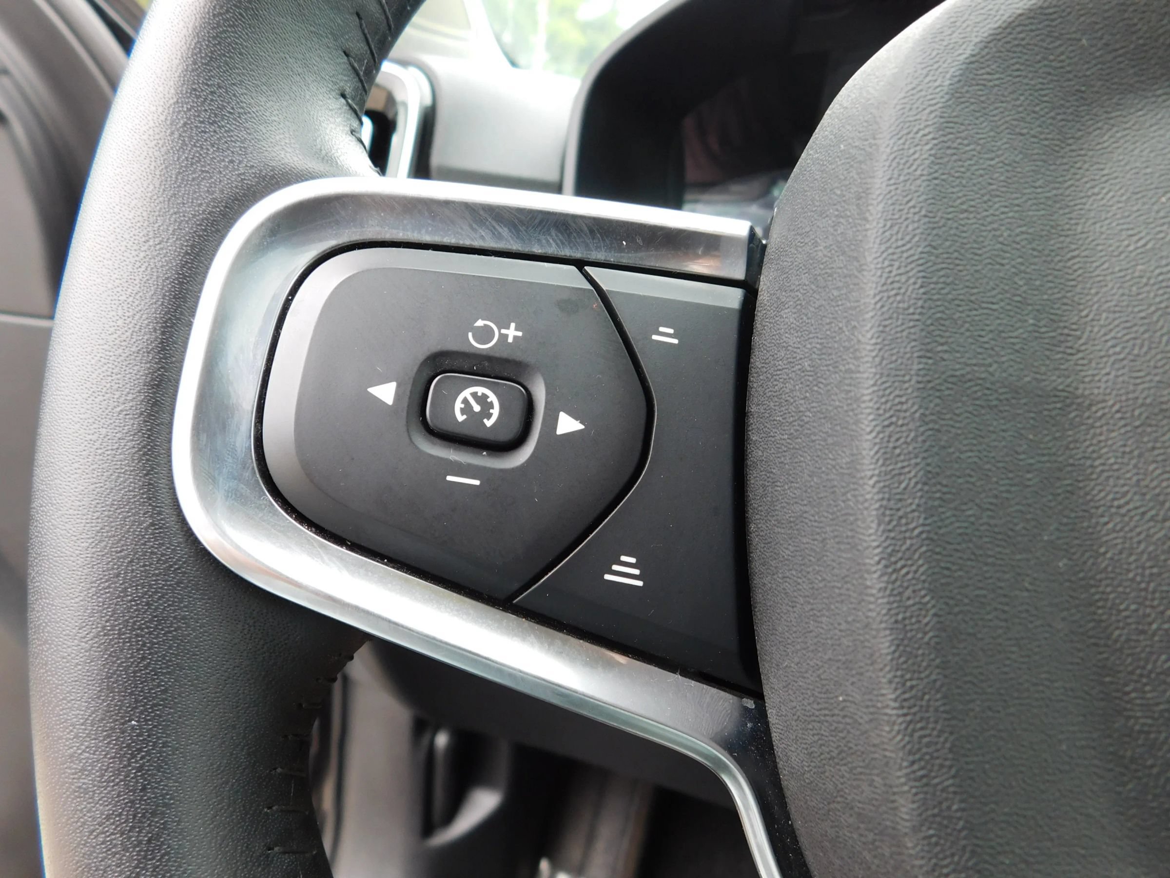Used 2019 Volvo XC40 T5 Momentum AWD/4WD image 26