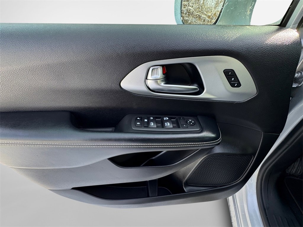 Certified 2022 Chrysler Pacifica Touring-L w/ S Appearance Package image 25