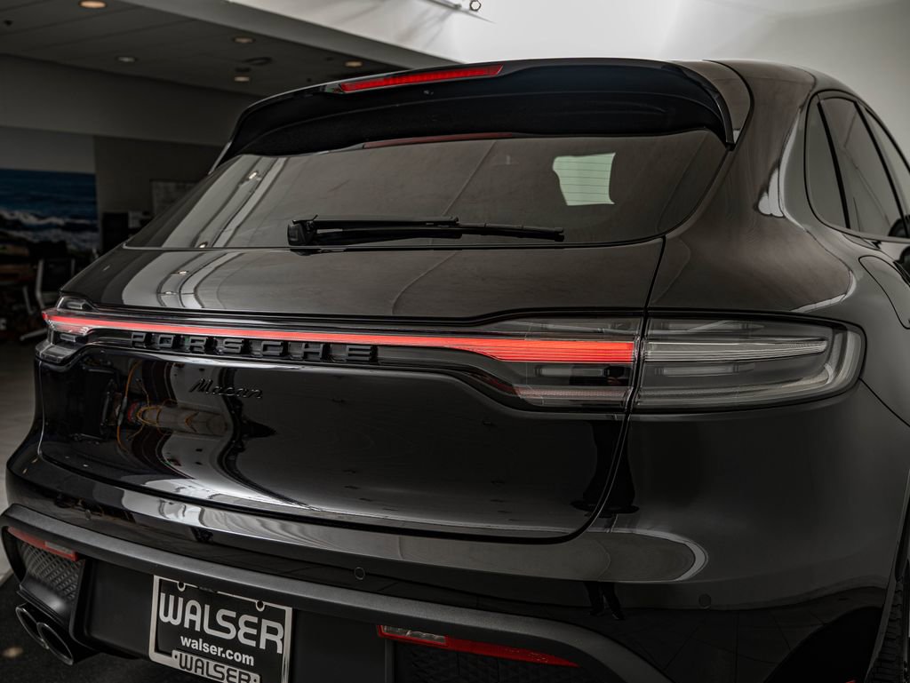Certified 2025 Porsche Macan AWD/4WD image 18
