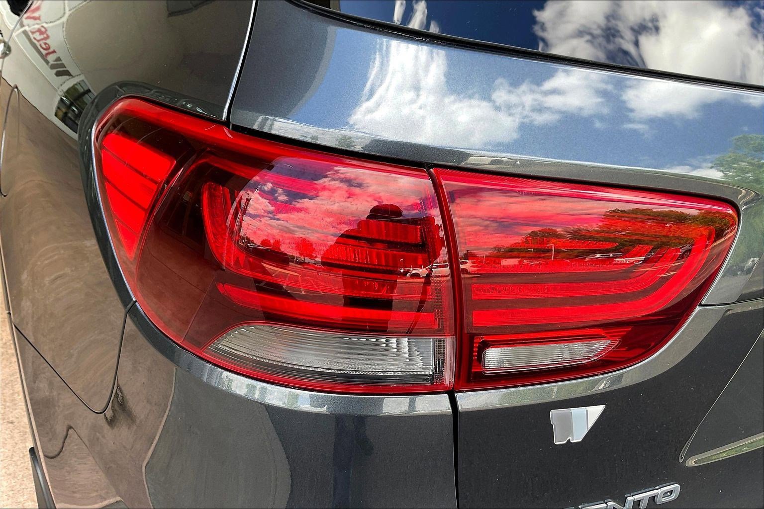 Used 2020 Kia Sorento LX FWD image 23