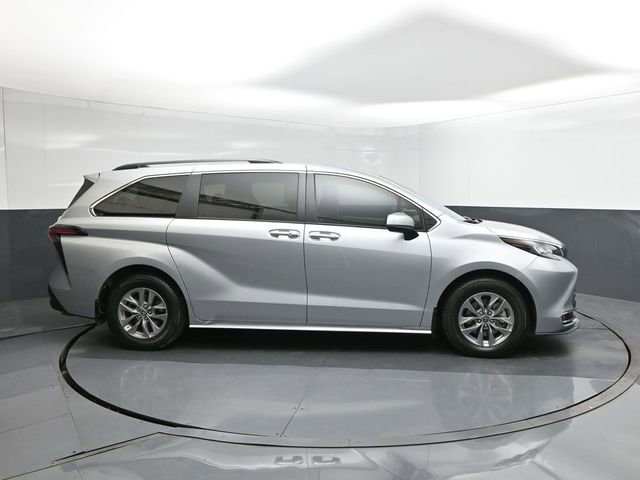Used 2022 Toyota Sienna XLE image 26