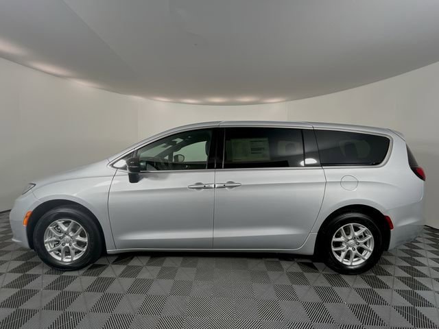 New 2026 Chrysler Pacifica Select image 5