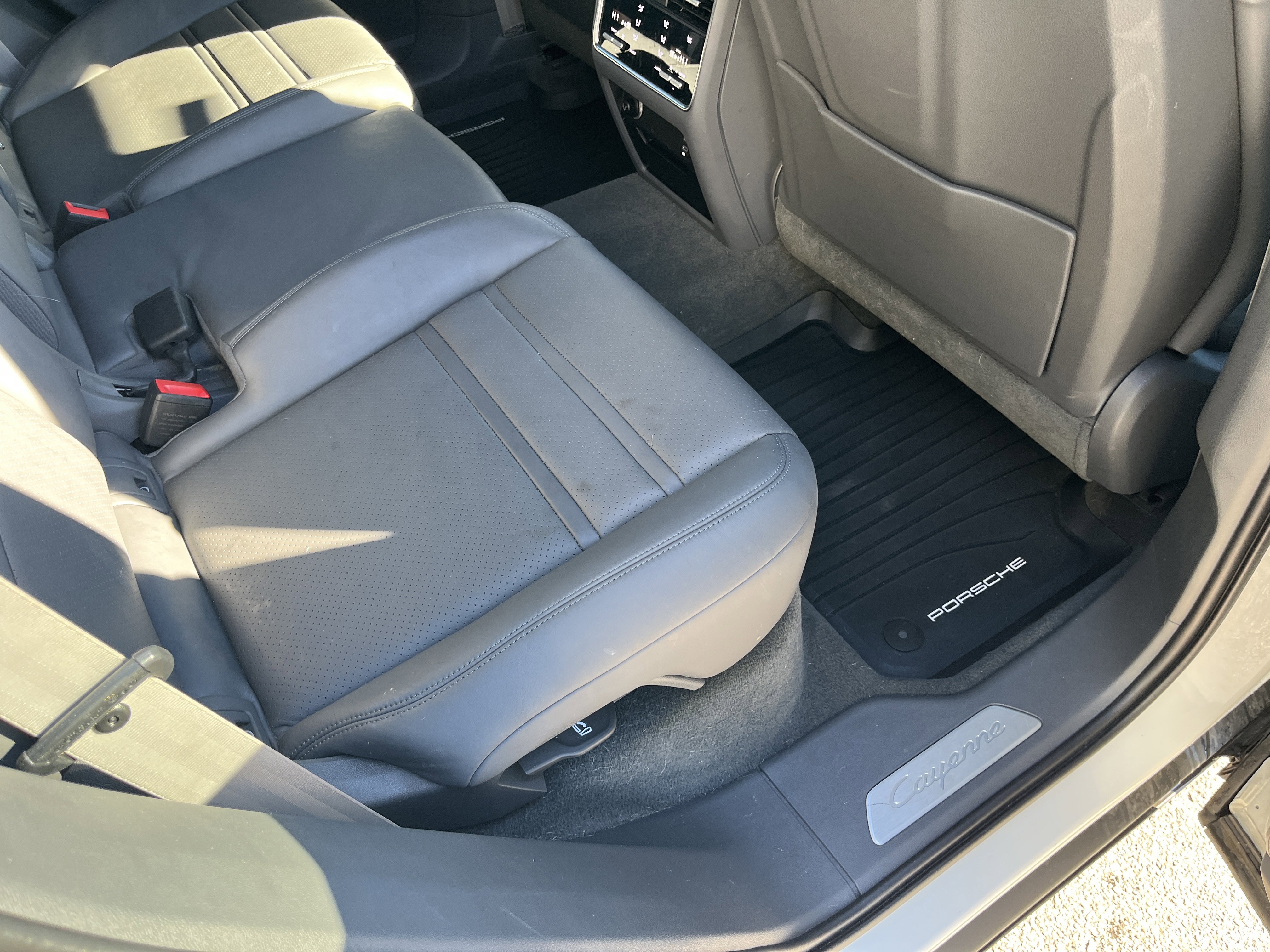 Certified 2023 Porsche Cayenne Platinum Edition image 19