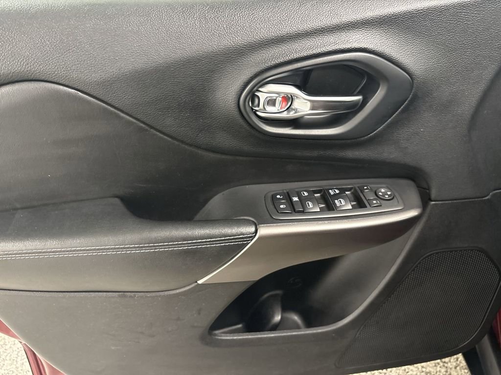 Used 2019 Jeep Cherokee Latitude AWD/4WD image 11