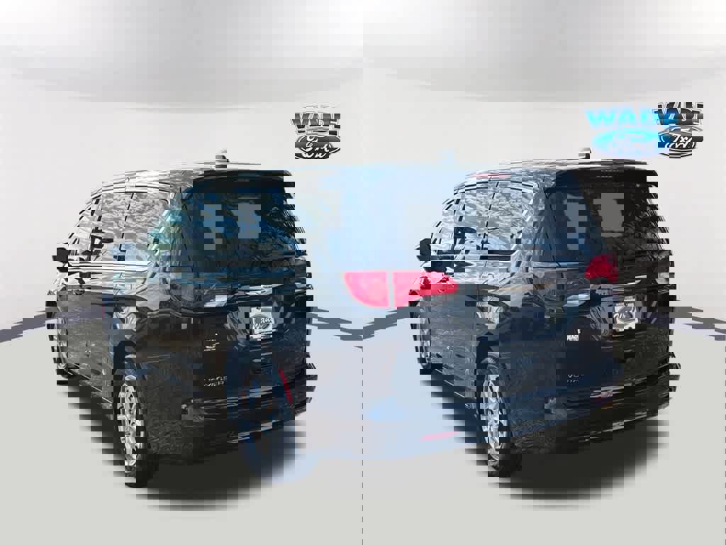 Used 2023 Chrysler Voyager LX image 7