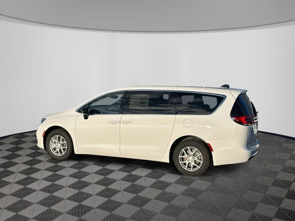 New 2026 Chrysler Pacifica Select image 3