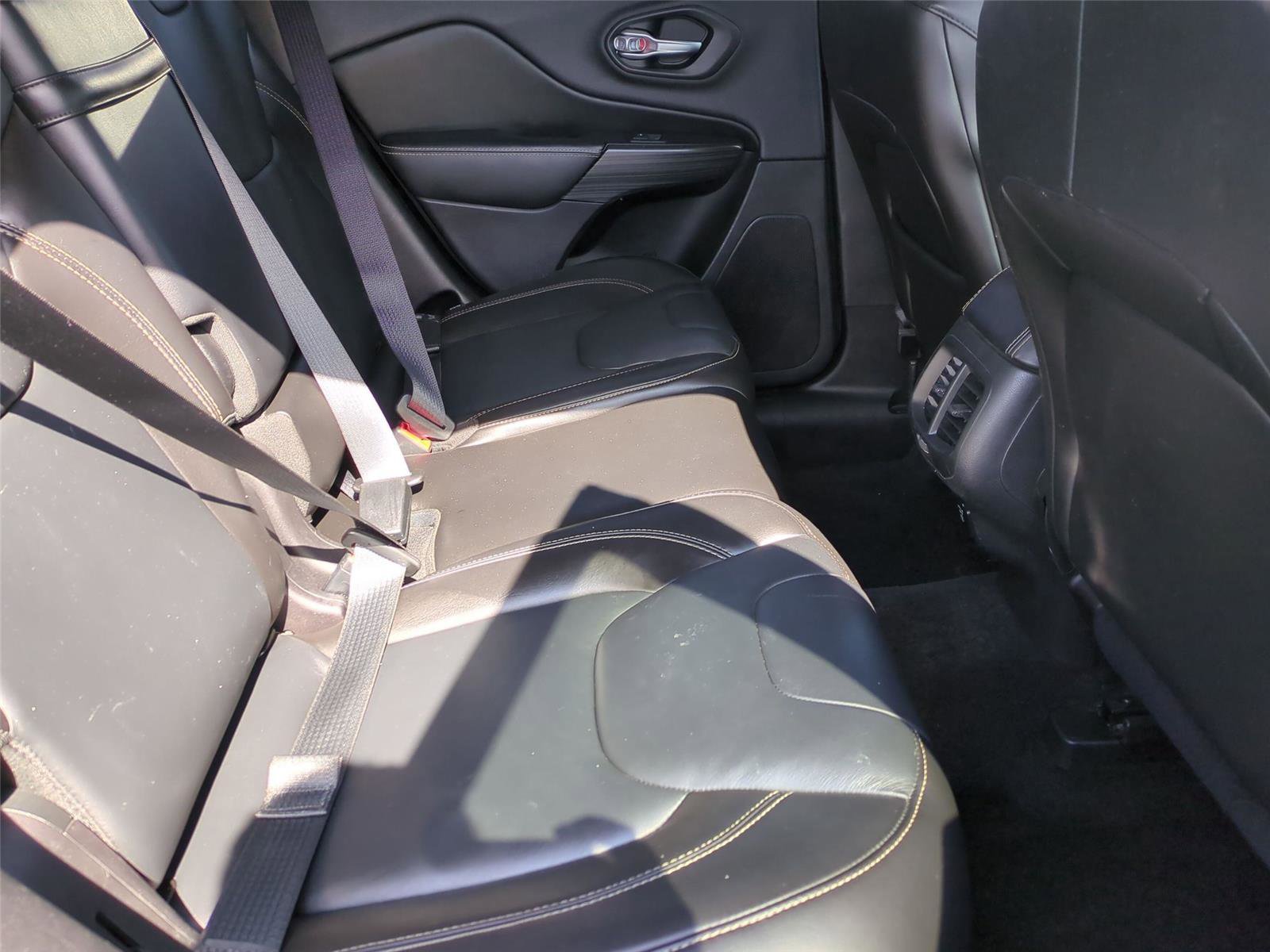Used 2015 Jeep Cherokee Latitude w/ Cold Weather Group AWD/4WD image 18
